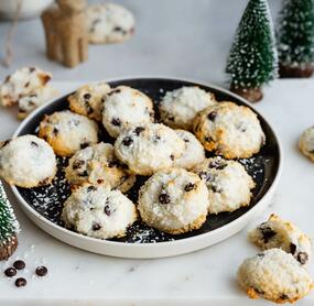 Kokosmakronen mit Kondensmilch und Schokostreusel