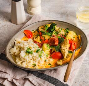 Thai-Hähnchen mit Blumenkohlreis und Currysoße