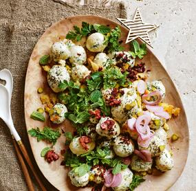 Pellkartoffelsalat mit Bacon-Crispies