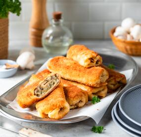 Gefüllte Pfannkuchen mit Käse und Champingnons