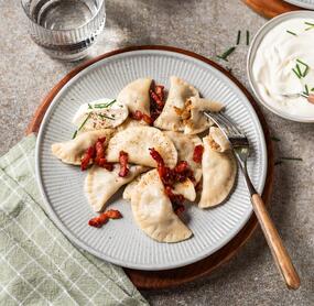 Pierogi mit Sauerkraut und Pilzen