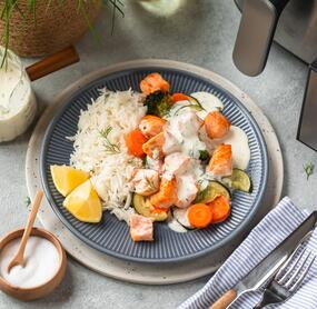 Saftige Airfryer-Lachswürfel mit Gemüse