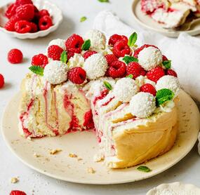 Himbeer-Wickeltorte mit Raffaello
