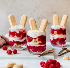 Oster-Schichtdessert mit Himbeeren