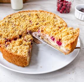 Stracciatella-Streuselkuchen mit Kirschen