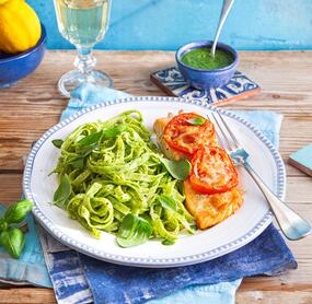Caprese-Lachs mit Pesto-Nudeln all in one