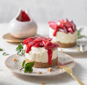 Mini-Cheesecakes mit Erdbeer-Rhabarber-Soße