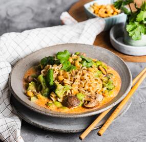 Milde Kokos-Erdnuss-Mie-Suppe