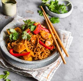 Süß-sauer-Mie mit Hähnchenstreifen