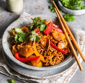 Süß-sauer-Mie mit Hähnchenstreifen