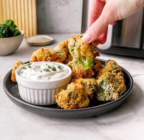Airfryer-Brokkoli-Bites mit Frischkäse-Dip