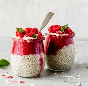Kokos-Chia-Pudding mit Himbeerpüree