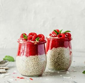 Kokos-Chia-Pudding mit Himbeerpüree