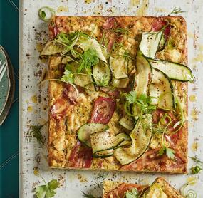 Einfacher Bacon-Zucchini-Feta-Kuchen vom Blech