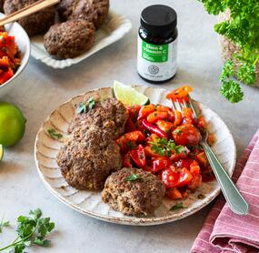 Kraft-Frikadellen mit Paprikasalsa