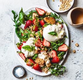 Erdbeer-Burrata-Salat mit Pinienkernen aus dem TM7