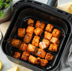 Knusprige Airfryer-Lachswürfel