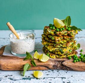 Zucchini-Erbsen-Puffer mit Fetadip