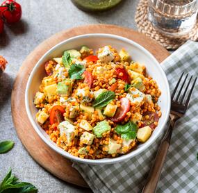 Bunter rote-Linsen-Salat mit Mango, Avocado, Feta und Tomaten
