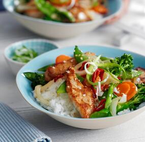 Wok-Gemüse mit Reis und Hähnchen