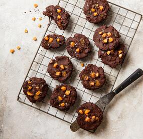 Chocolate-Cookies mit Salzkaramell