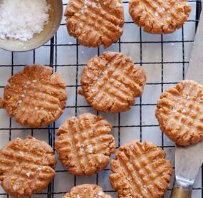 Erdnussbutter-Cookies mit Meersalz
