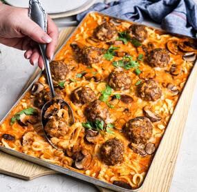 Hackbällchen-Jäger-Feierabendblech mit Spätzle und Champignons