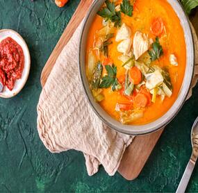 Gelbes One-Pot-Hähnchencurry