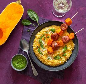 Kürbisrisotto mit Bratwurstspießen
