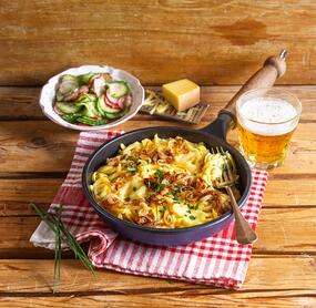 Schnelle Käsespätzle mit Gurken-Radieschen-Salat