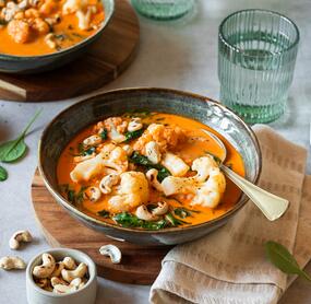 Feel-Good-Curry mit Blumenkohl, Spinat und Cashews