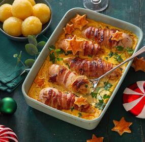Bacon-Hähnchen mit Curry-Sahne-Soße und Kartoffelklößen