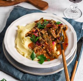Rouladen-Geschnetzeltes mit Kartoffelpüree und Rotweinsoße