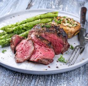 Rinderfilet mit grünem Spargel und gefüllten Champignons