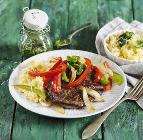 Rindersteaks mit Polenta und Paprikagemüse