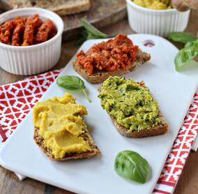 Vollkornbrot mit dreierlei Aufstrich