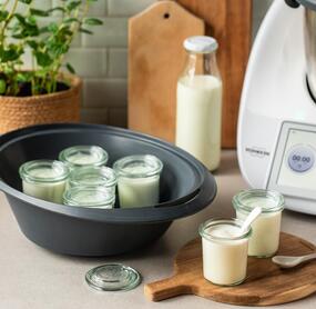 Joghurt in Gläsern im Varoma®, daneben der Thermomix®