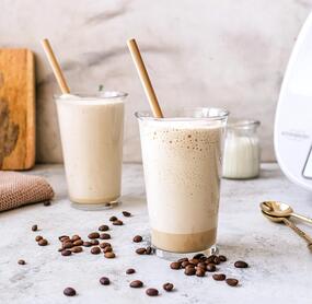Zwei Gläser mit schaumigem Kaffee-Drink