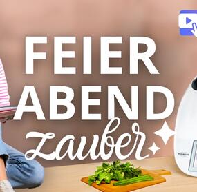 Kochkurs Feierabendzauber Schriftzug, Blonde Frau mit einem Becher und daneben ein Thermomix®