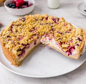 Streuselkuchen angeschnitten auf einem Teller