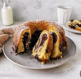 Angeschnittener Gugelhupf Marmorkuchen auf grauem Teller