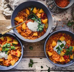 3 Teller mit Linsensuppe von oben fotografiert