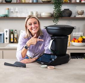 Blonde Frau neben dem Thermomix® TM7