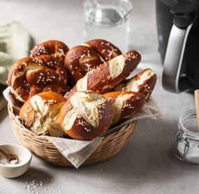 Ein Korb mit Laugengebäck