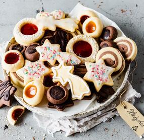 Verschiedene Plätzchen auf einem Teller von oben fotografiert