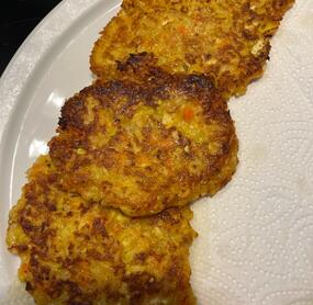 Gemüse-Kartoffelpuffer mit Kräuterdip