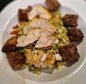 Brokkolisalat mit Hähnchen und Grillkäse aus dem Airfryer