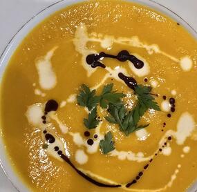 Wärmende Süßkartoffel-Kürbissuppe mit Karotten