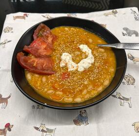 High-Protein-Linsencurry mit Kichererbsen und Spinat