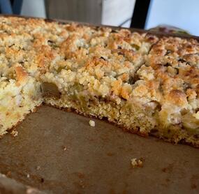 Einfacher Rhabarberkuchen mit Streuseln